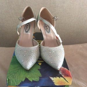 Silver Women’s Low Heel shoes Size 5 1/2 M